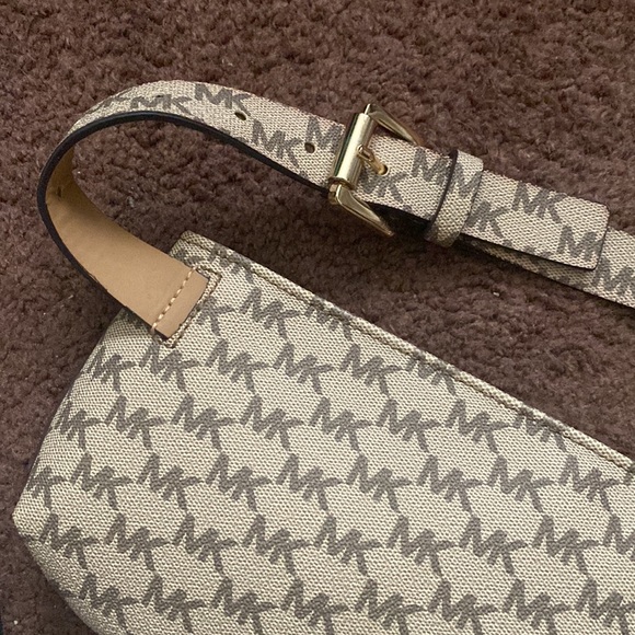 Micheal Kors belt bag Small/ medium - Picture 9 of 17